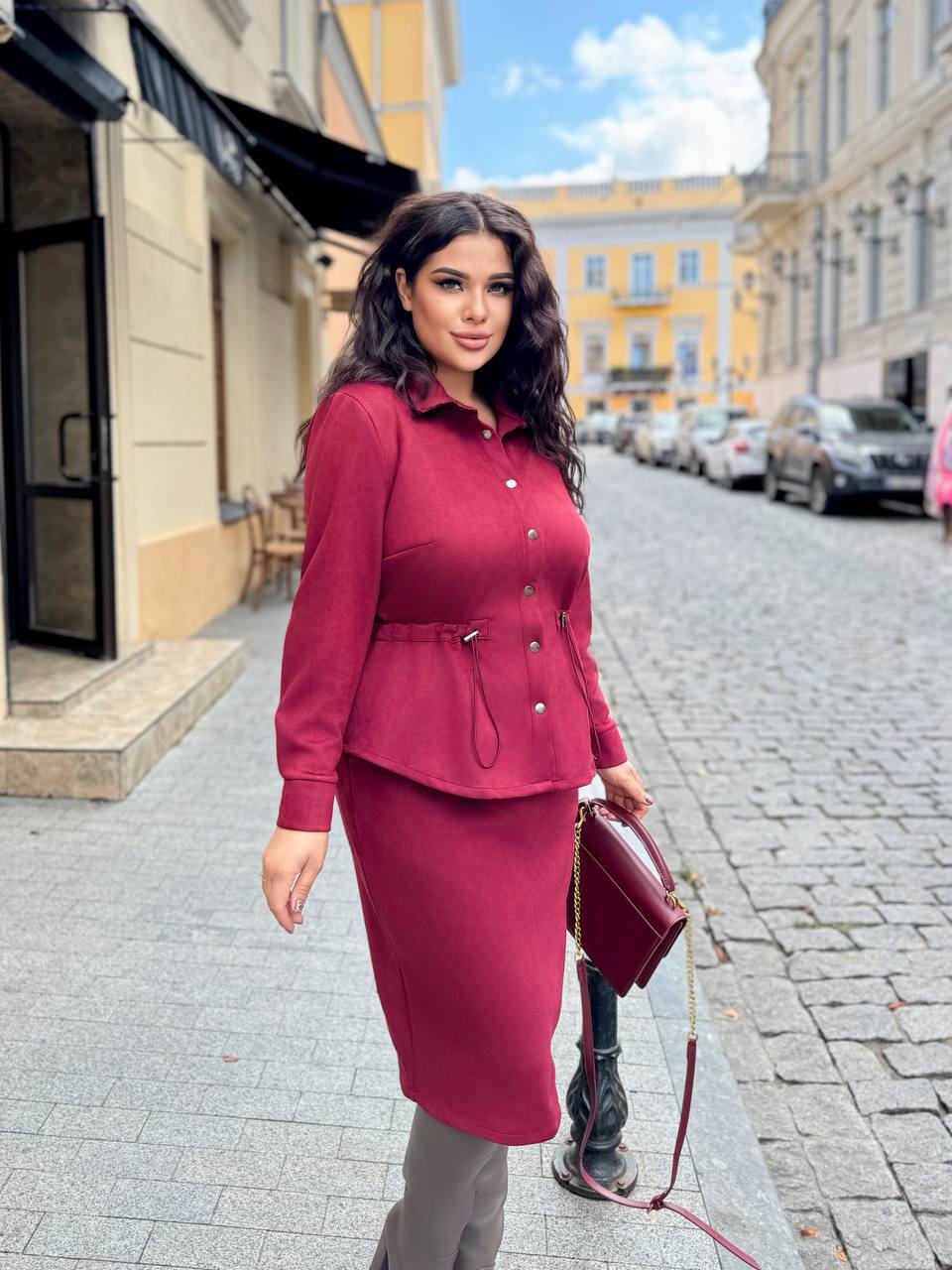 Костюм зі спідницею
Тканина замша

чорний 52-54,56-58
сірий 48-50,56-58(2) 
рудий 48-50,52-54
бордо 52-54(2)