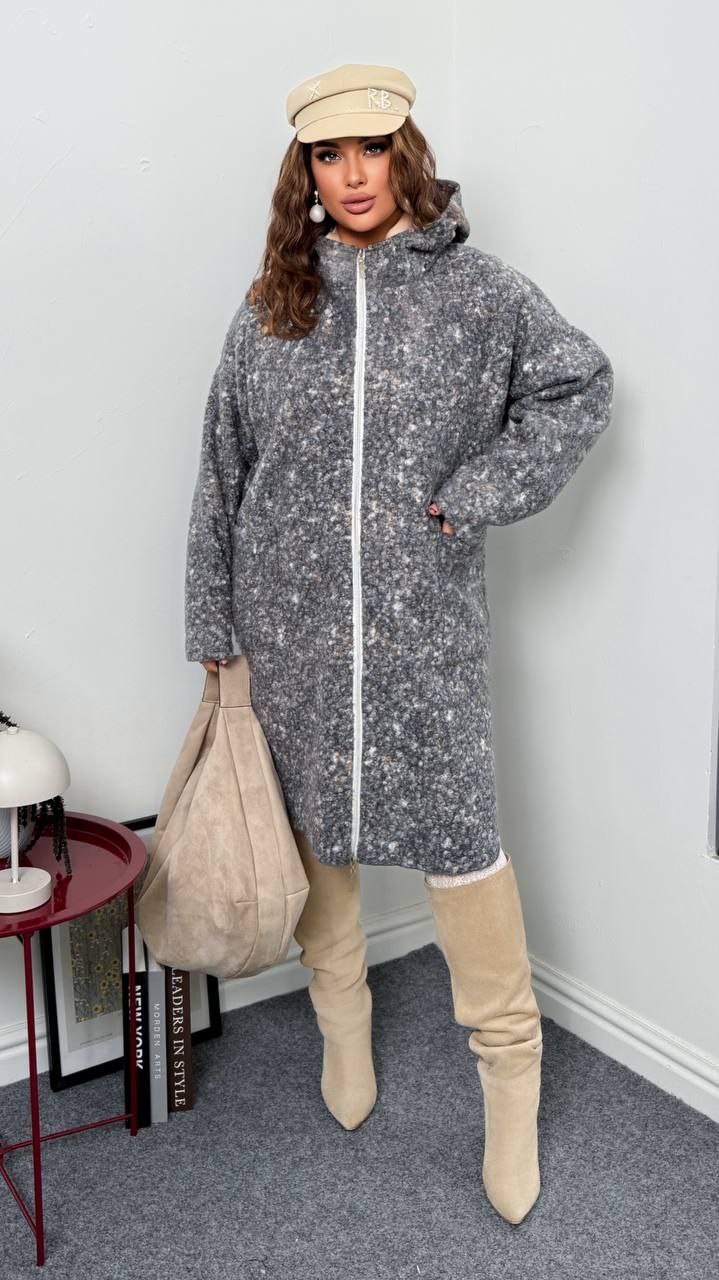 Розпродаж
Пальто - Кардиган 
Тканина : хутро баранчик на флісі ( гарна щільність )  
Довжина пальто :108 см  .
Довжина рукава : 80 см. 
Пальто - Кардиган  з бічними кишенями , з капюшоном, на блискавці .