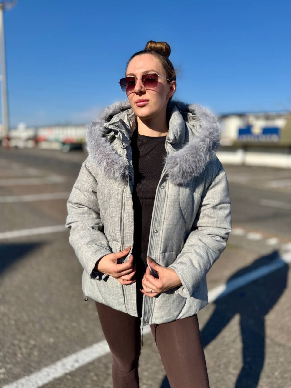 Стильна куртка на блискавці та кнопках. З боковими кишенями та капюшоном. Хутро знімається.
Тканина: поліетилерова плащівка з водовідштовхувальним просоченням
Наповнювач: халофайбер 200