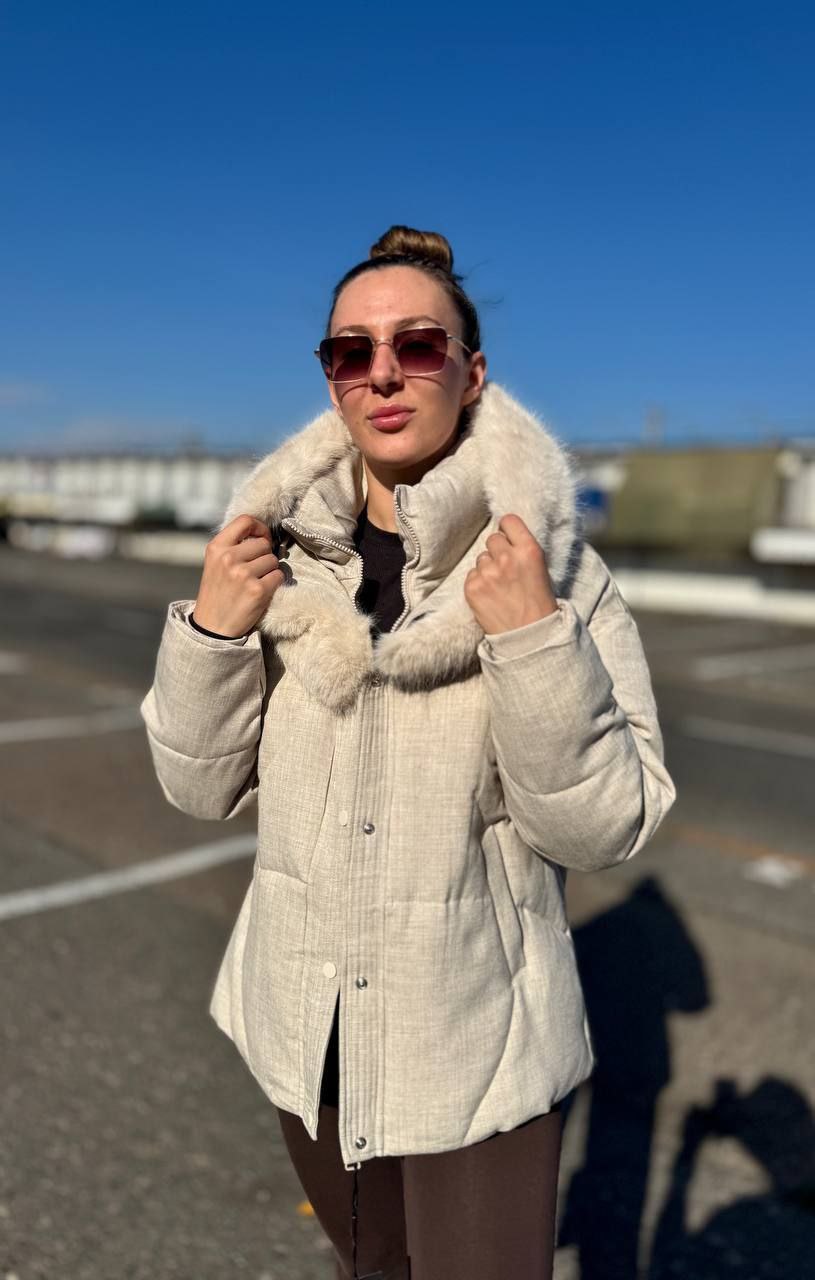 Стильна куртка на блискавці та кнопках. З боковими кишенями та капюшоном. Хутро знімається.
Тканина: поліетилерова плащівка з водовідштовхувальним просоченням
Наповнювач: халофайбер 200