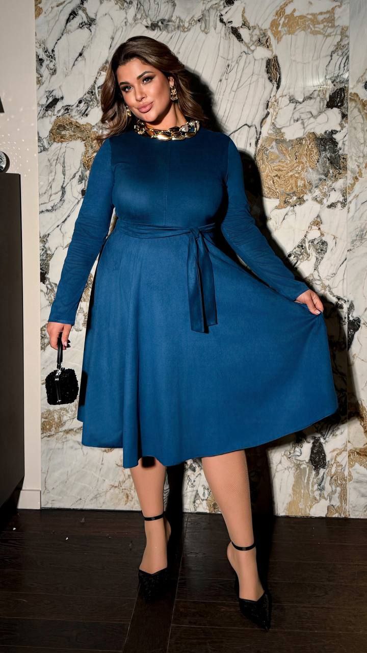 Сукня 
Тканина : замш  ( гарно тягнеться )
Довжина сукні : 114 см.
Довжина рукава : 63 см.
Святкова сукня  з пишною спідницею , та поясом .