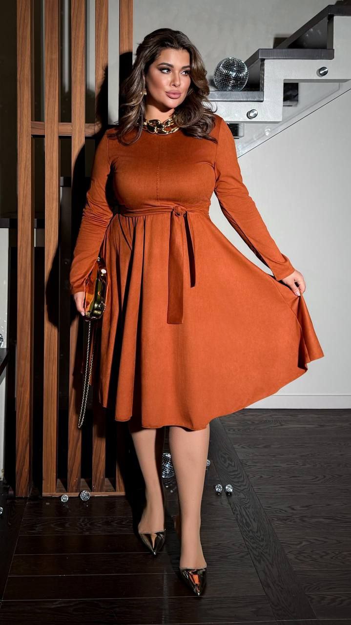 Сукня 
Тканина : замш  ( гарно тягнеться )
Довжина сукні : 114 см.
Довжина рукава : 63 см.
Святкова сукня  з пишною спідницею , та поясом .