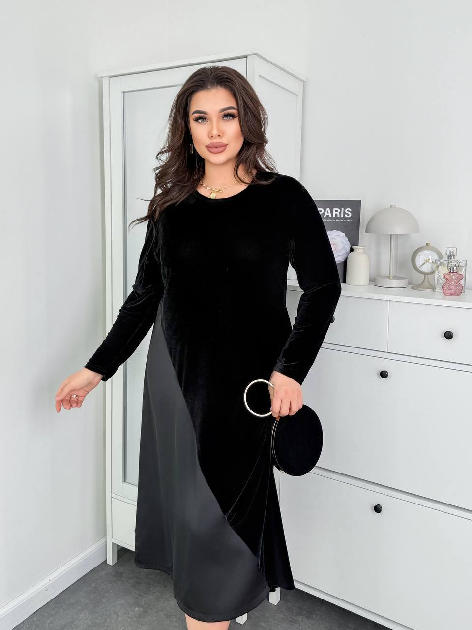 Плаття
Тканина бархат, двосторонній щільний шовк (не плутати з дешевим шовком «Армані»