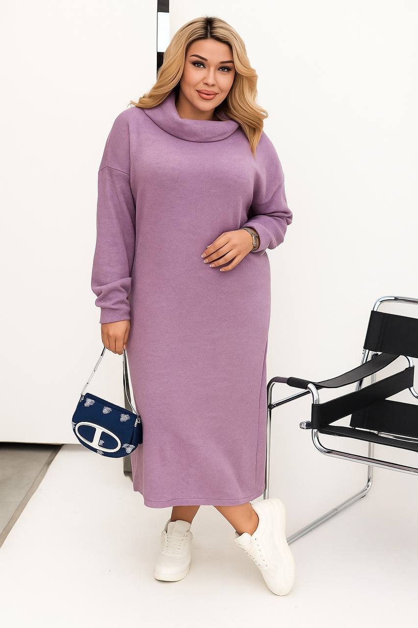 Стильна сукня
▪Тканина: трикотаж Ангора
 Прямий вільний силует з довжиною нижче коліна. Високий комір додає елегантності та захищає від холоду. З боків є  розрізи,