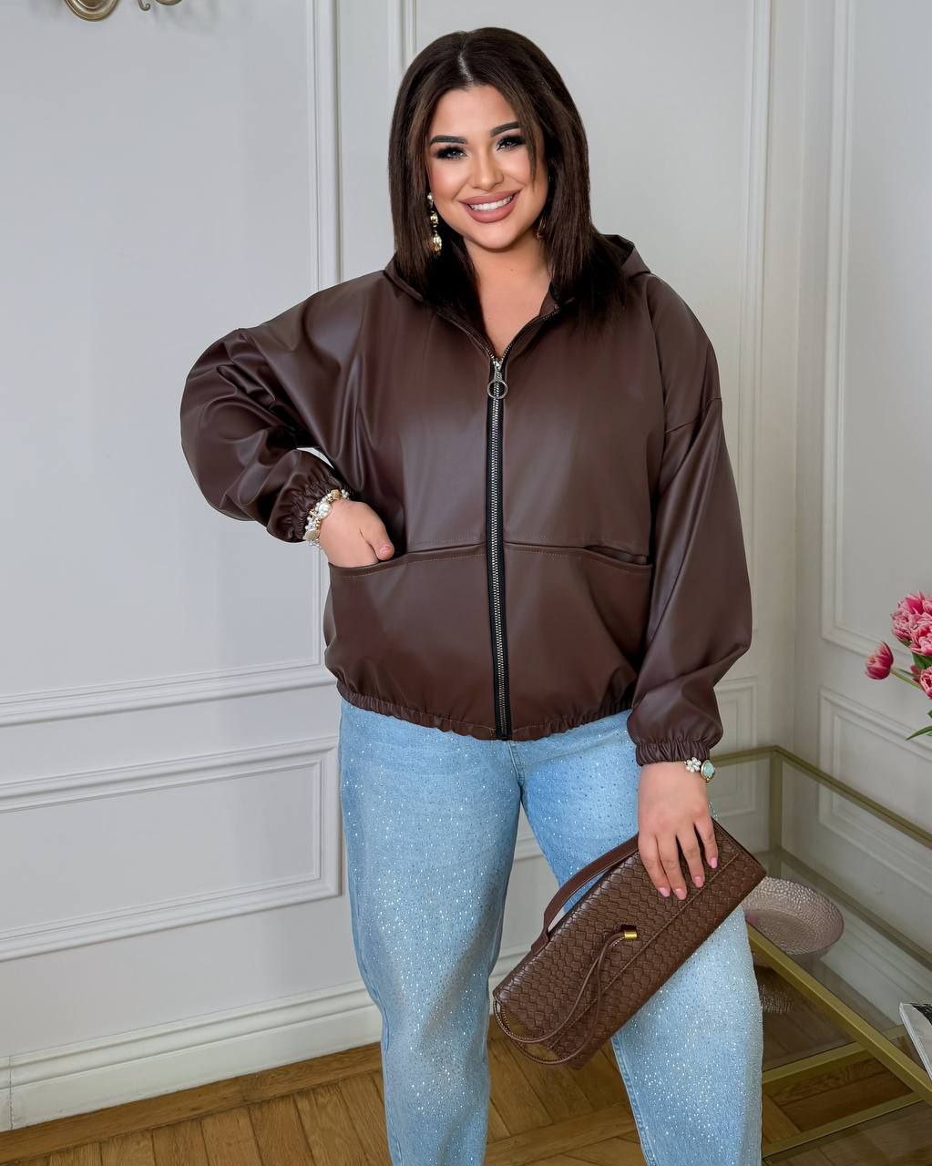 Куртка екошкіра
Куртка  Модель № 8012
Тканина : якісна еко - шкіра , підкладка . 
Довжина куртки   : 70 см.
Довжина рукава : 78 см.
Куртка на блискавці з капюшоном , з кишенями , низ та рукав на гумці  .
Артикул: GARNA-662428