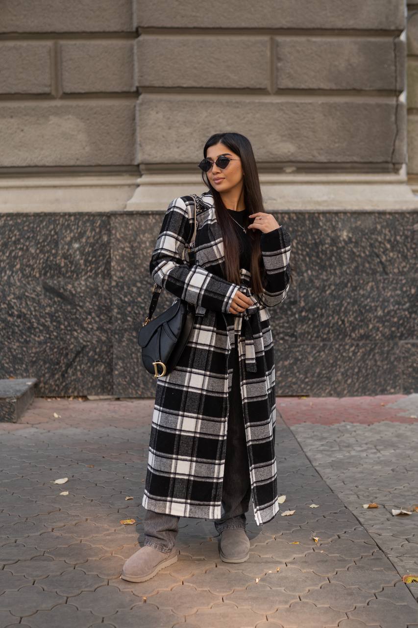 Знижки! Пальто оверсайз
Пальто
Арт 5927.47мод
матеріал: вовна 30%, акрил 45%, лавсан 25%. Підкладка стьобана на синтепоні 100. Крій оверсайз, чоловічий двобортний піджак (тренд цього сезону). Підплечники  вшити. гудзиків немає, одягається на запах. Довжина виробу 124 см, довжина рукава – 63см
Артикул: GARNA-138000