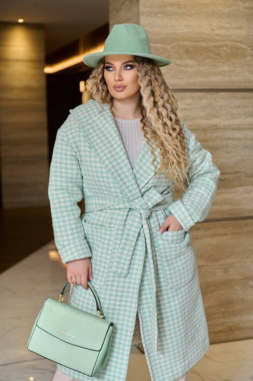 Знижки! Пальто оверсайз
Пальто утеплене з капюшоном 
Арт 5672.10 - Мʼята лапка 
       Модель на запах без щзастібок фіксується за допомогою пояса. Виготовлено з приємної та теплої тканини з утепленою підкладкою
Матеріал: кашемір. Підкладка стьобана на синтепоні 80 щільності. Довжина виробу 118 см. Довжина рукава від основи шиї без підвороту на манжет 80 см. Її можна регулювати: від 70-80 см.
Артикул: GARNA-966662