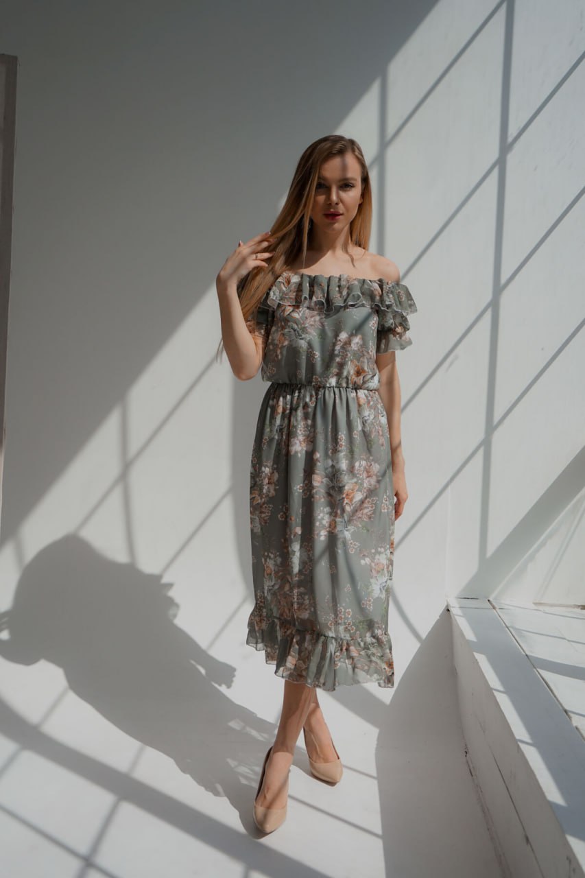 ЗНИЖКИ Сукня шифон
Сукня Арт 5219

матеріал: шифон принт, підкладка - крепшифон, довжина від талії 77см, рукав - ліхтарик на резиночці і верх сукні на резиночці, можна одягати як з рукавчиком, так і зі спущеними плічкам
Артикул: GARNA-561581