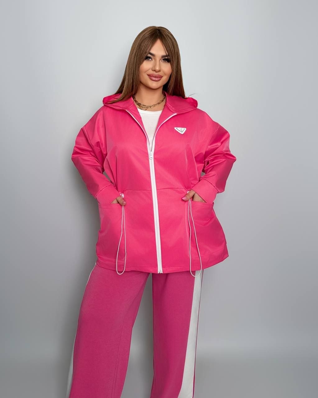 Парка
Куртка Мод № 7942
Тканина : меморі - котон з водостійким покриттям ( без підкладки )
Довжина куртки : 80 см.
Довжина рукава : 74 см.(від горловини) 
Куртка з капюшоном  на блискавці  , з кишенями , рукав на гумці , талія на фіксаторі   .
Артикул: GARNA-842468