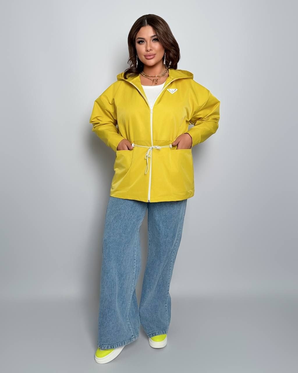 Парка
Куртка Мод № 7942
Тканина : меморі - котон з водостійким покриттям ( без підкладки )
Довжина куртки : 80 см.
Довжина рукава : 74 см.(від горловини) 
Куртка з капюшоном  на блискавці  , з кишенями , рукав на гумці , талія на фіксаторі   .
Артикул: GARNA-118524