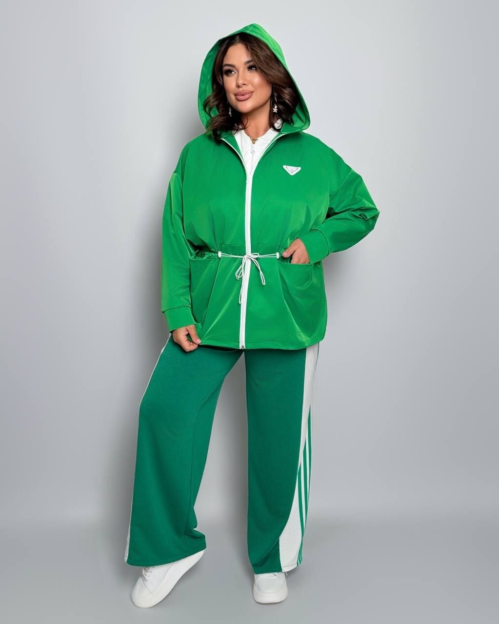 Парка
Куртка Мод № 7942
Тканина : меморі - котон з водостійким покриттям ( без підкладки )
Довжина куртки : 80 см.
Довжина рукава : 74 см.(від горловини) 
Куртка з капюшоном  на блискавці  , з кишенями , рукав на гумці , талія на фіксаторі   .
Артикул: GARNA-820760