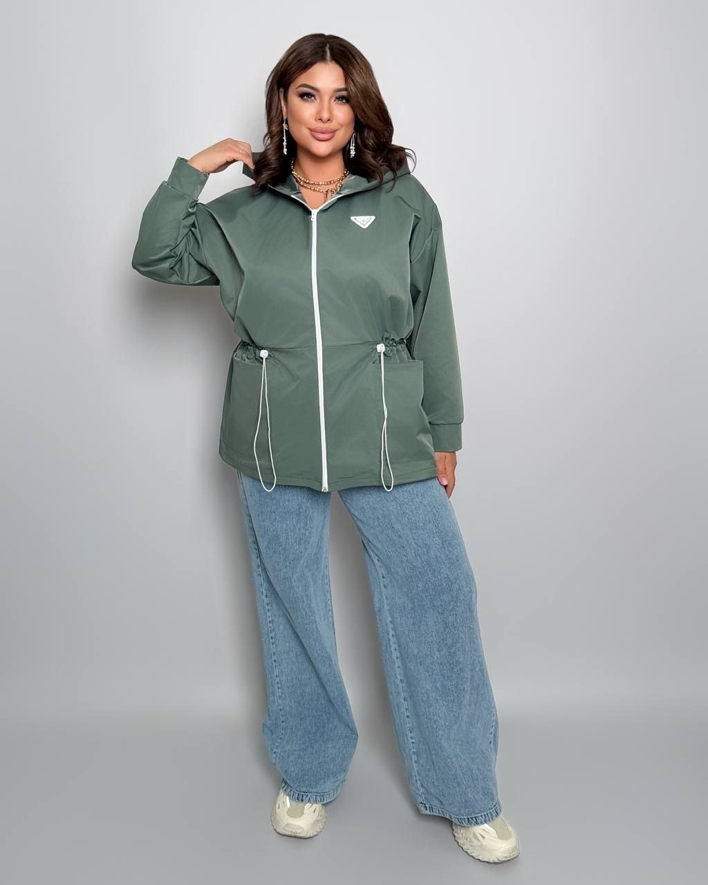 Парка
Куртка Мод № 7942
Тканина : меморі - котон з водостійким покриттям ( без підкладки )
Довжина куртки : 80 см.
Довжина рукава : 74 см.(від горловини) 
Куртка з капюшоном  на блискавці  , з кишенями , рукав на гумці , талія на фіксаторі   .
Артикул: GARNA-305602