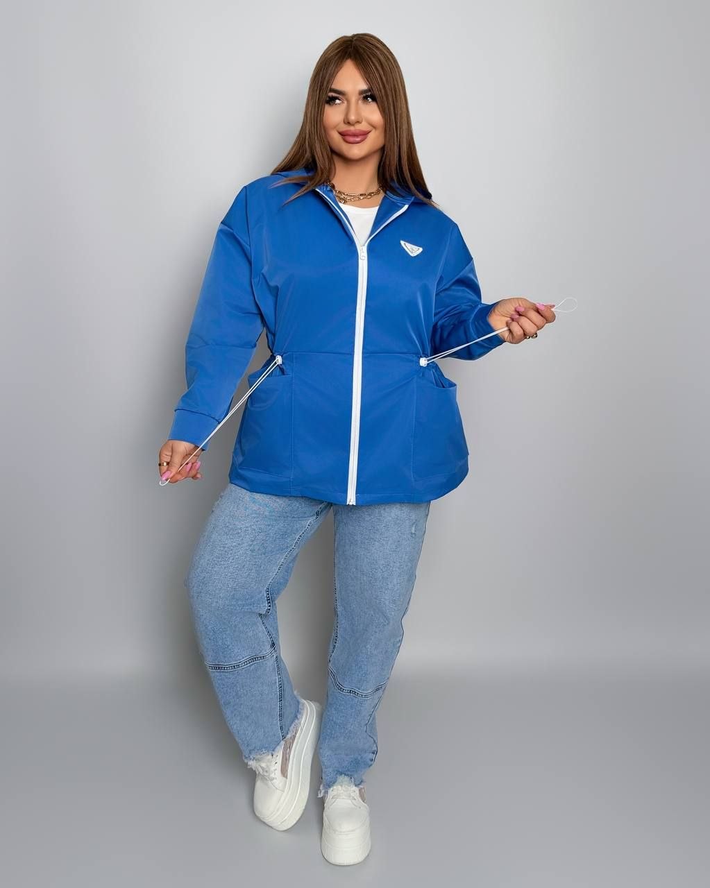 Парка
Куртка Мод № 7942
Тканина : меморі - котон з водостійким покриттям ( без підкладки )
Довжина куртки : 80 см.
Довжина рукава : 74 см.(від горловини) 
Куртка з капюшоном  на блискавці  , з кишенями , рукав на гумці , талія на фіксаторі   .
Артикул: GARNA-932668