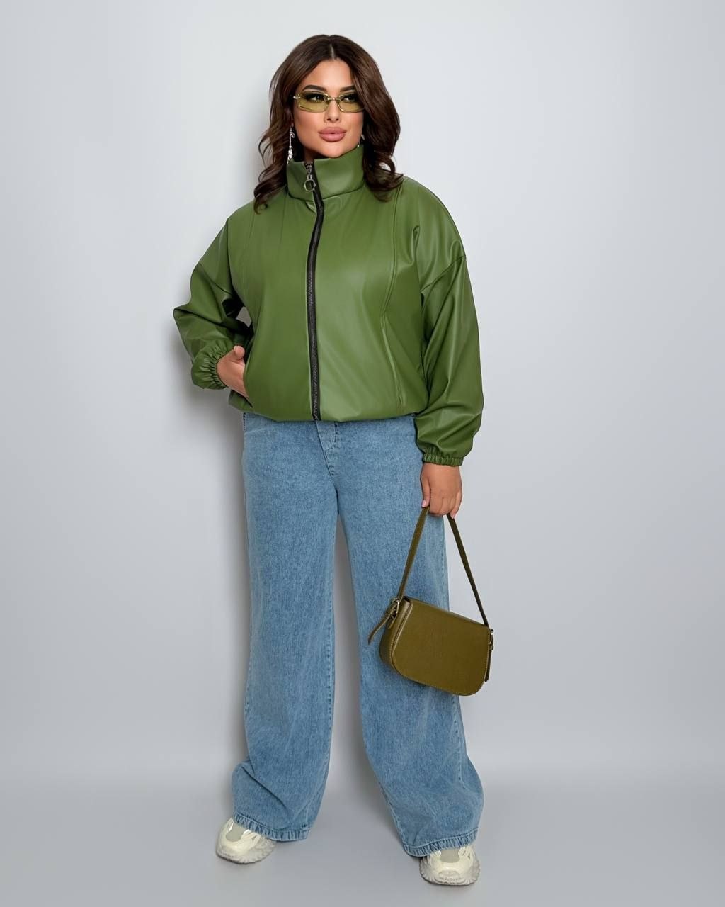 Парка
Куртка Мод № 8013
Тканина : якісна еко - шкіра , підкладка . 
Довжина куртки   : 70 см.
Довжина рукава : 78 см.(від горловини) 
Куртка на блискавці , комір стійка  , з кишенями , низ та рукав на гумці  .
Артикул: GARNA-488182