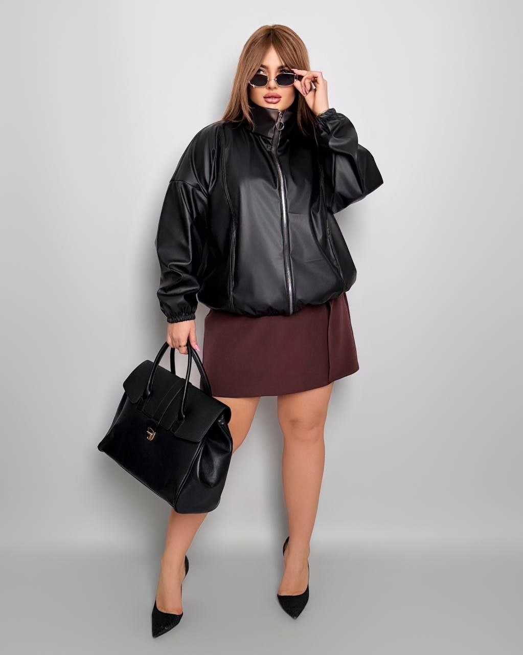 Парка
Куртка Мод № 8013
Тканина : якісна еко - шкіра , підкладка . 
Довжина куртки   : 70 см.
Довжина рукава : 78 см.(від горловини) 
Куртка на блискавці , комір стійка  , з кишенями , низ та рукав на гумці  .
Артикул: GARNA-301723