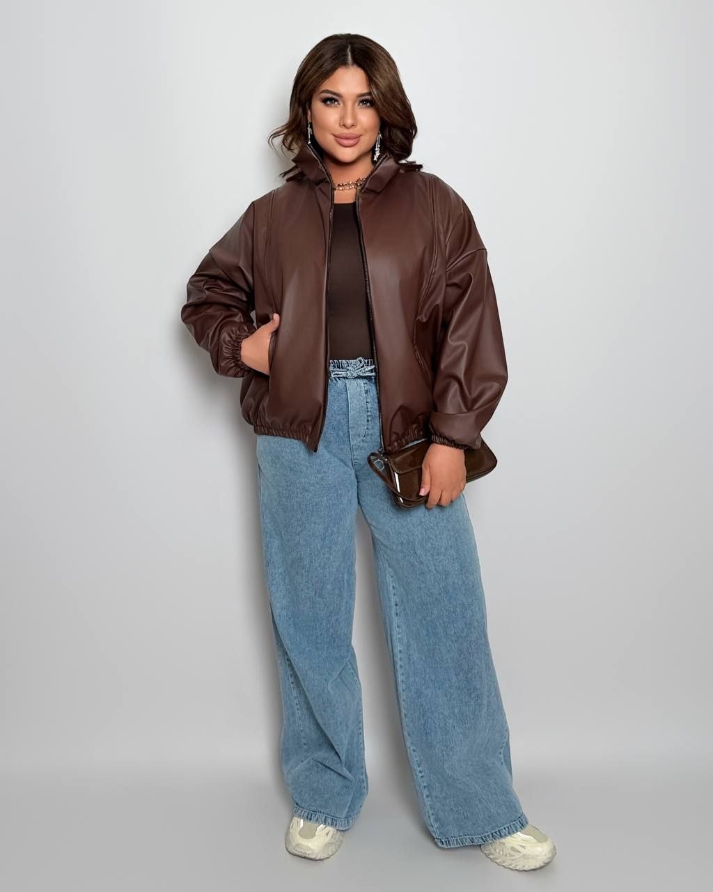 Парка
Куртка Мод № 8013
Тканина : якісна еко - шкіра , підкладка . 
Довжина куртки   : 70 см.
Довжина рукава : 78 см.(від горловини) 
Куртка на блискавці , комір стійка  , з кишенями , низ та рукав на гумці  .
Артикул: GARNA-431466