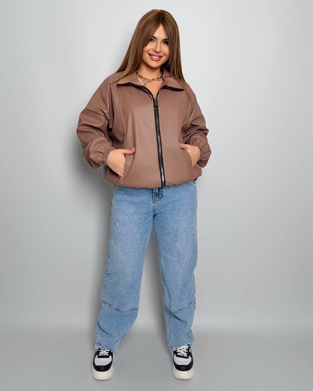 Парка
Куртка Мод № 8013
Тканина : якісна еко - шкіра , підкладка . 
Довжина куртки   : 70 см.
Довжина рукава : 78 см.(від горловини) 
Куртка на блискавці , комір стійка  , з кишенями , низ та рукав на гумці  .
Артикул: GARNA-222384