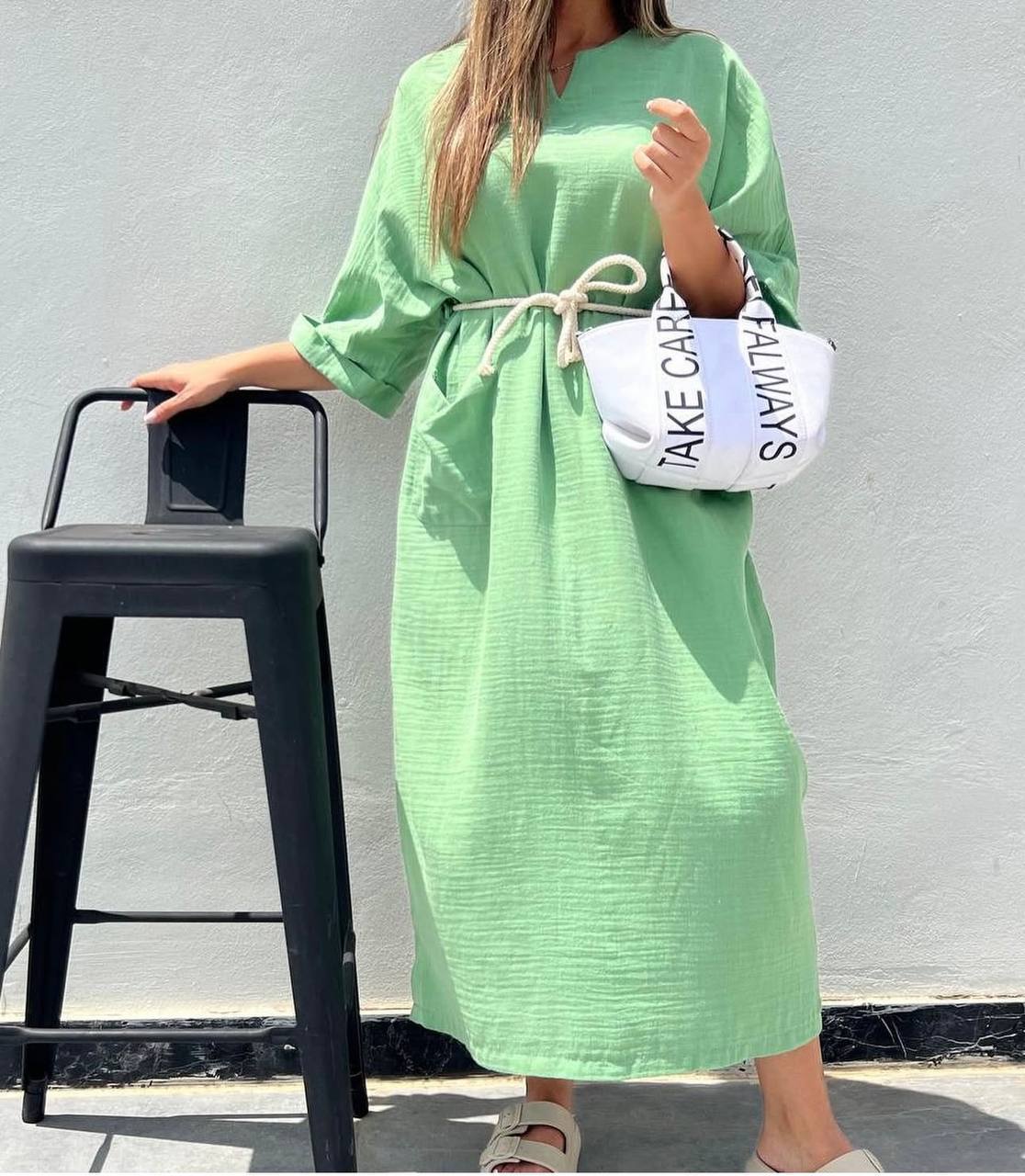 Знижки Сукня жатка
Сукня oversize з канатом (йде у комплекті)
Довга льняна сукня в стилі оверсайз — ідеальний вибір для тих, хто цінує комфорт, природність і стиль
Тканина: Льон Бохо (натуральна тканина)
🔹Довжина 124см
Артикул: GARNA-270558